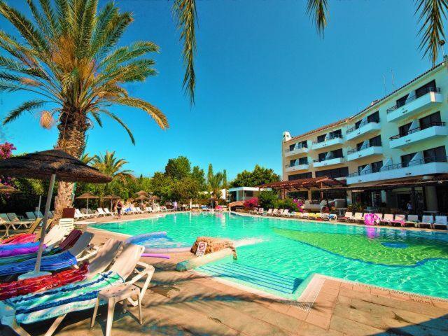 Apartment 2 Bedroom Townhouse, Close To Harbour, Use Of Onsite Facilities Paphos